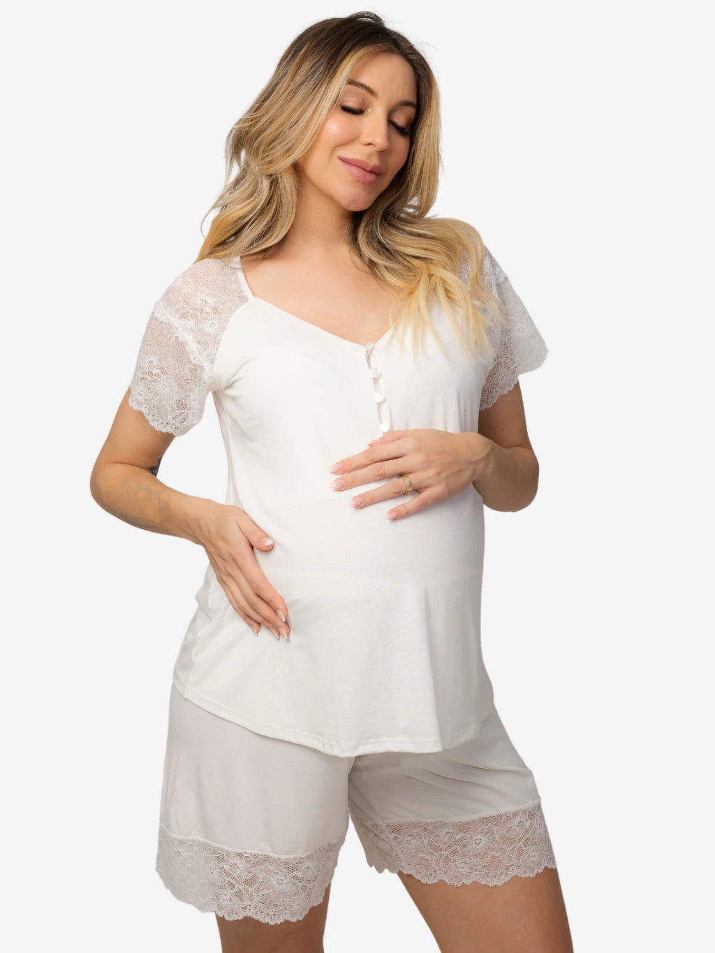 Pijama em viscolycra com aplicação em renda, abertura com botoes perolados off-white